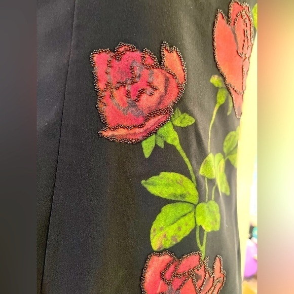 Elegant black strapless dress with red roses trim - Picture 4 of 10